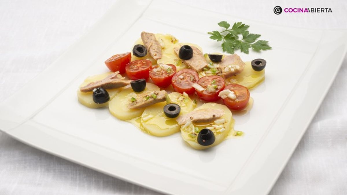 Ensalada de patata, atún y tomates cherry