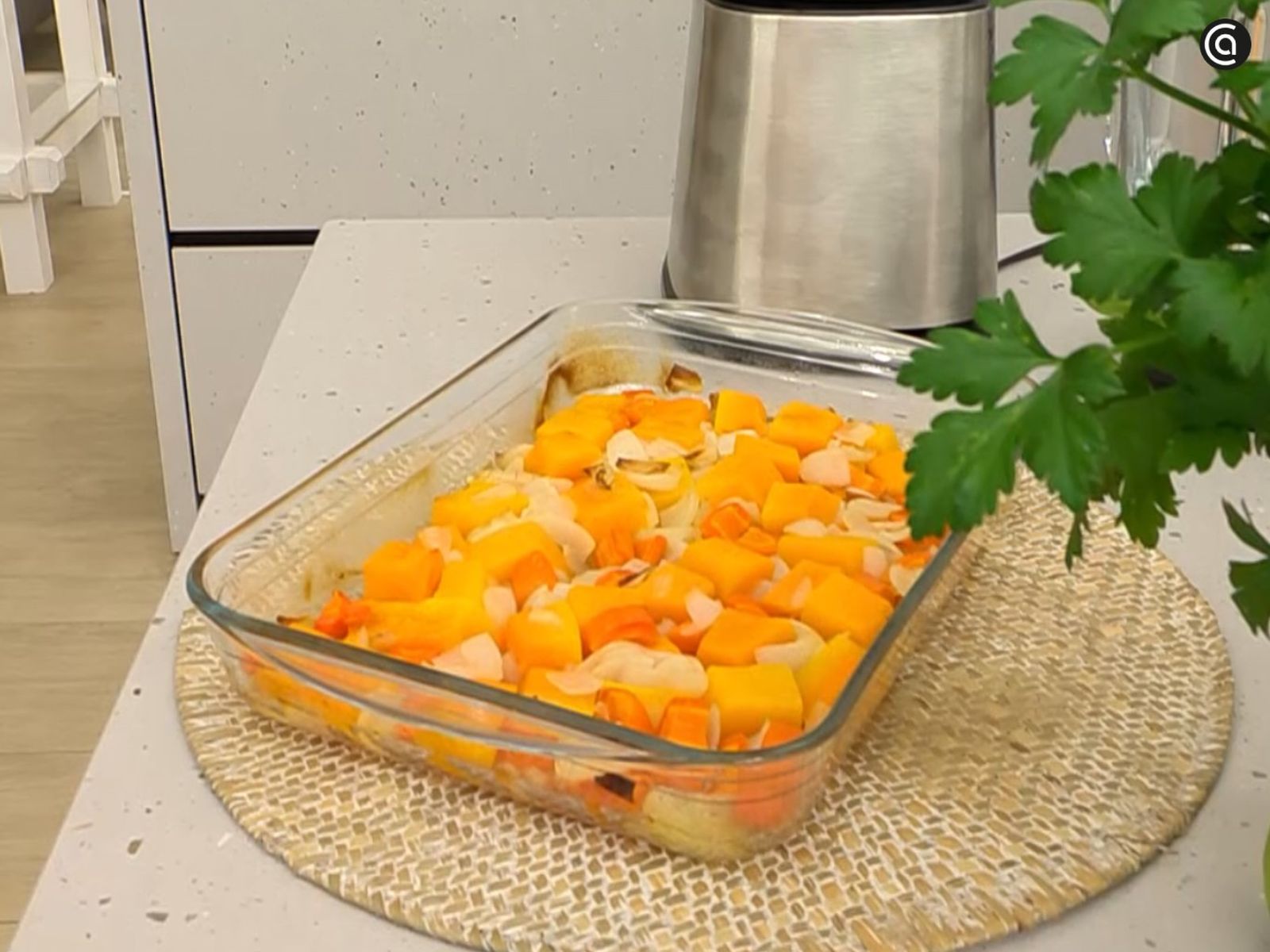 Coloca la calabaza, la cebolleta y las zanahorias en la bandeja y ásalas en el horno