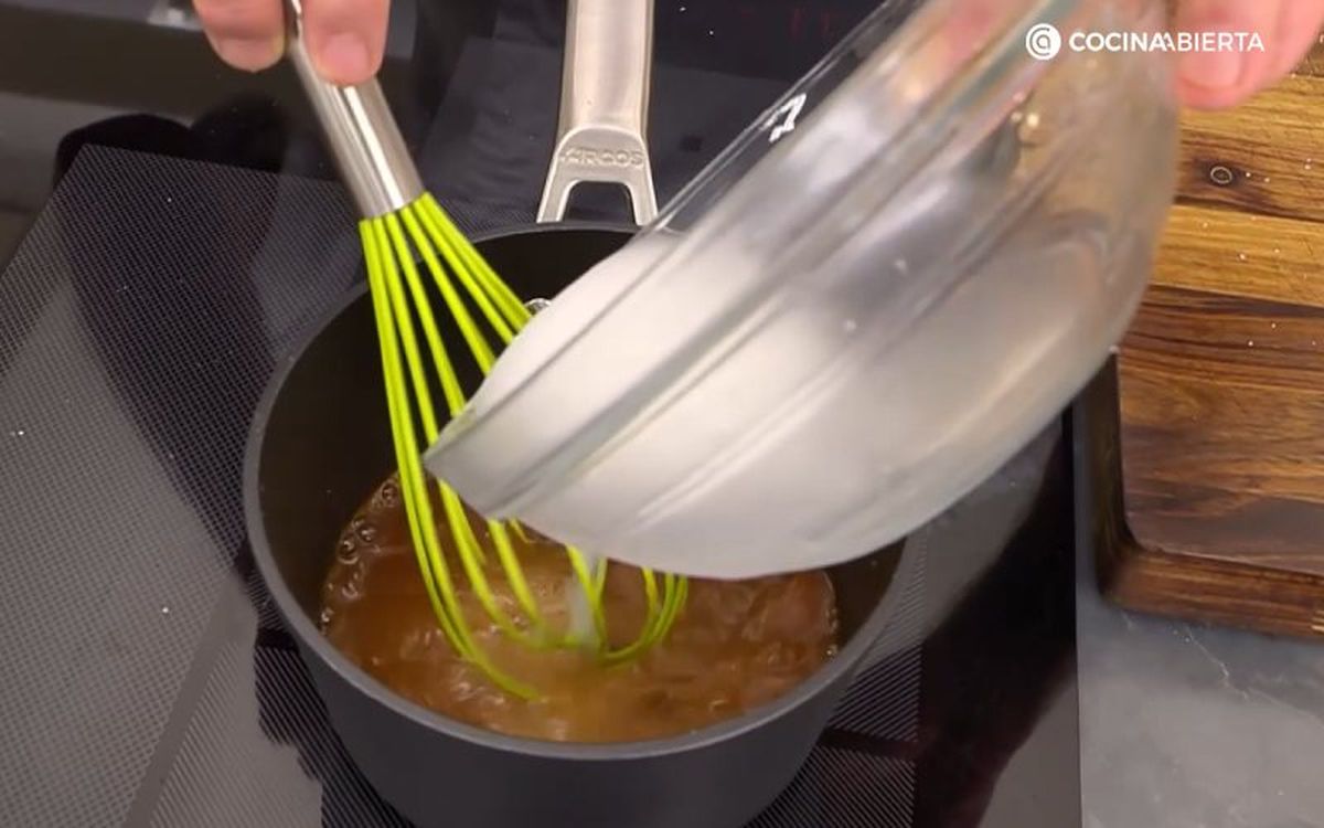 Unos minutos al fuego después de ligarla y ya tenemos la salsa para los rollitos de primavera