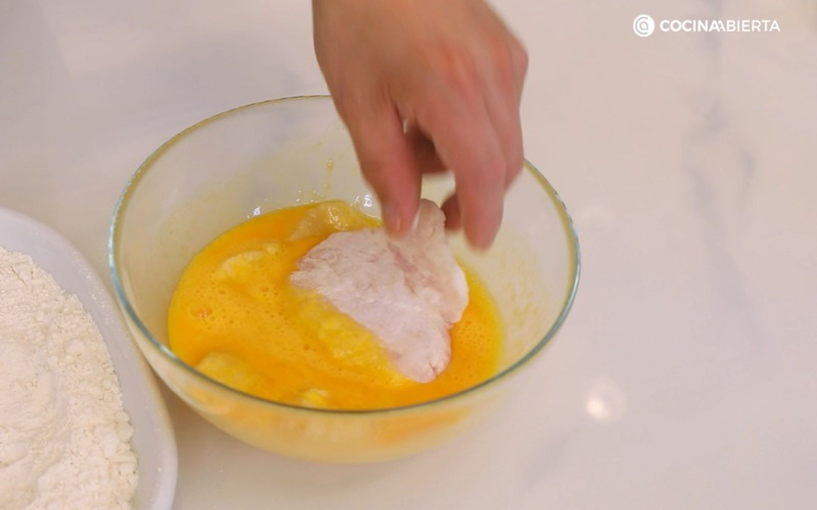 Después de enharinar la merluza, la pasamos por el huevo batido Después de enharinar la merluza, la pasamos por el huevo batido