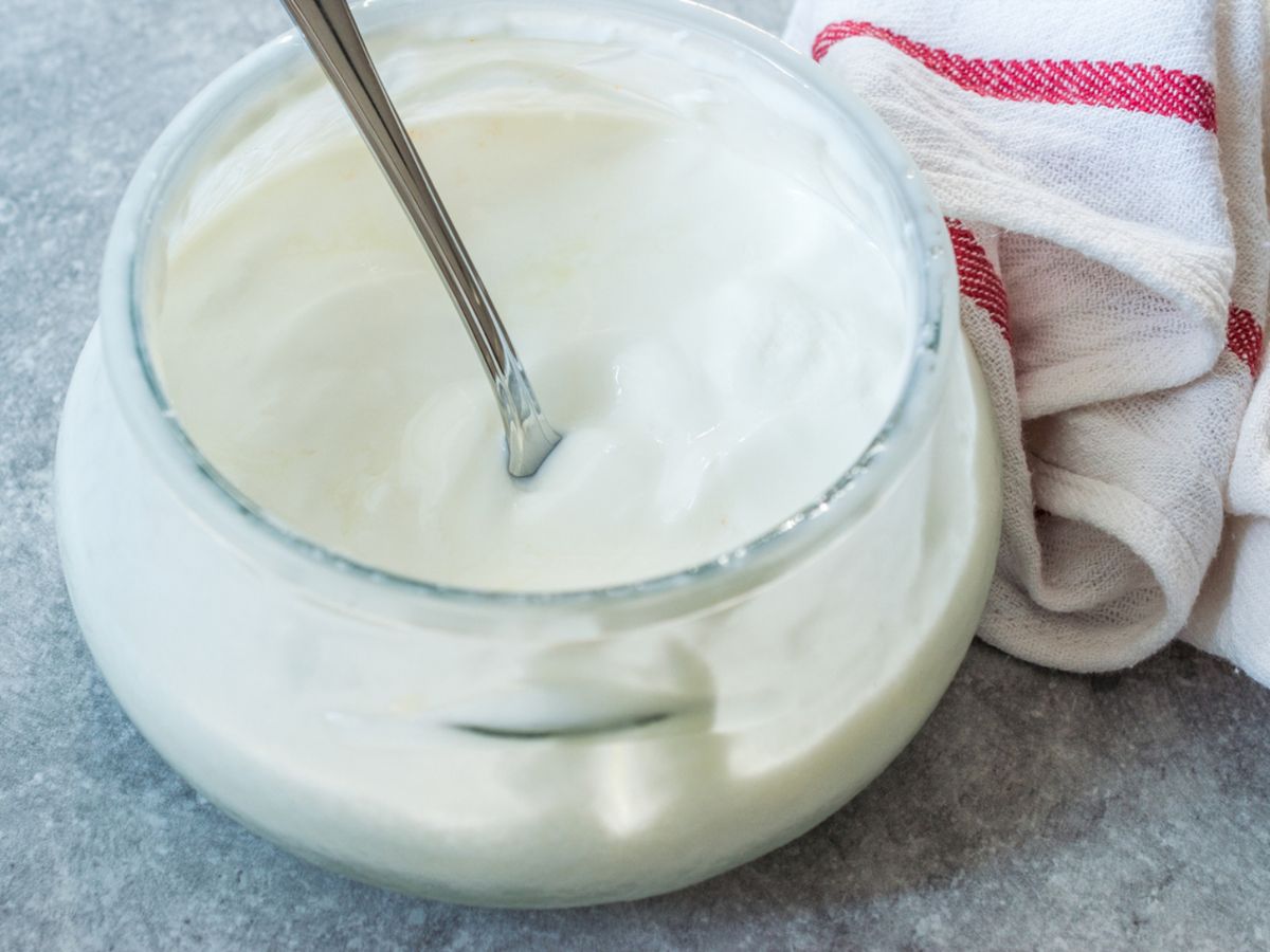 Yogur griego, el ingrediente que aporta jugosidad y suavidad a la masa de pizza casera.