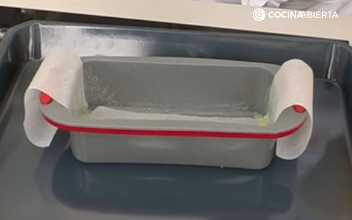 Unta el molde con mantequilla