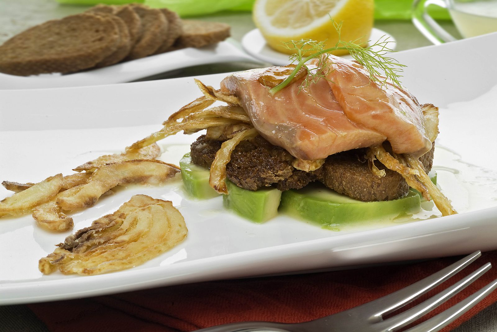 montadito de salmon y aguacate con crema de hinojo xl