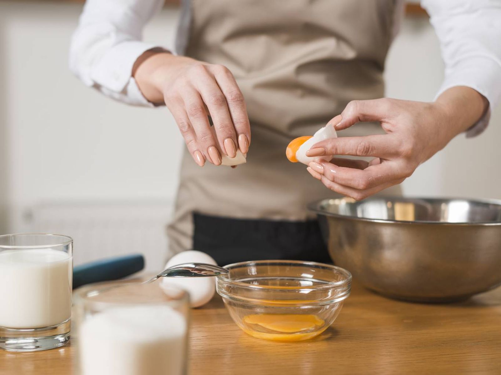 El método clásico consiste en pasar la yema de una mitad de la cáscara a otra. El método clásico consiste en pasar la yema de una mitad de la cáscara a otra.