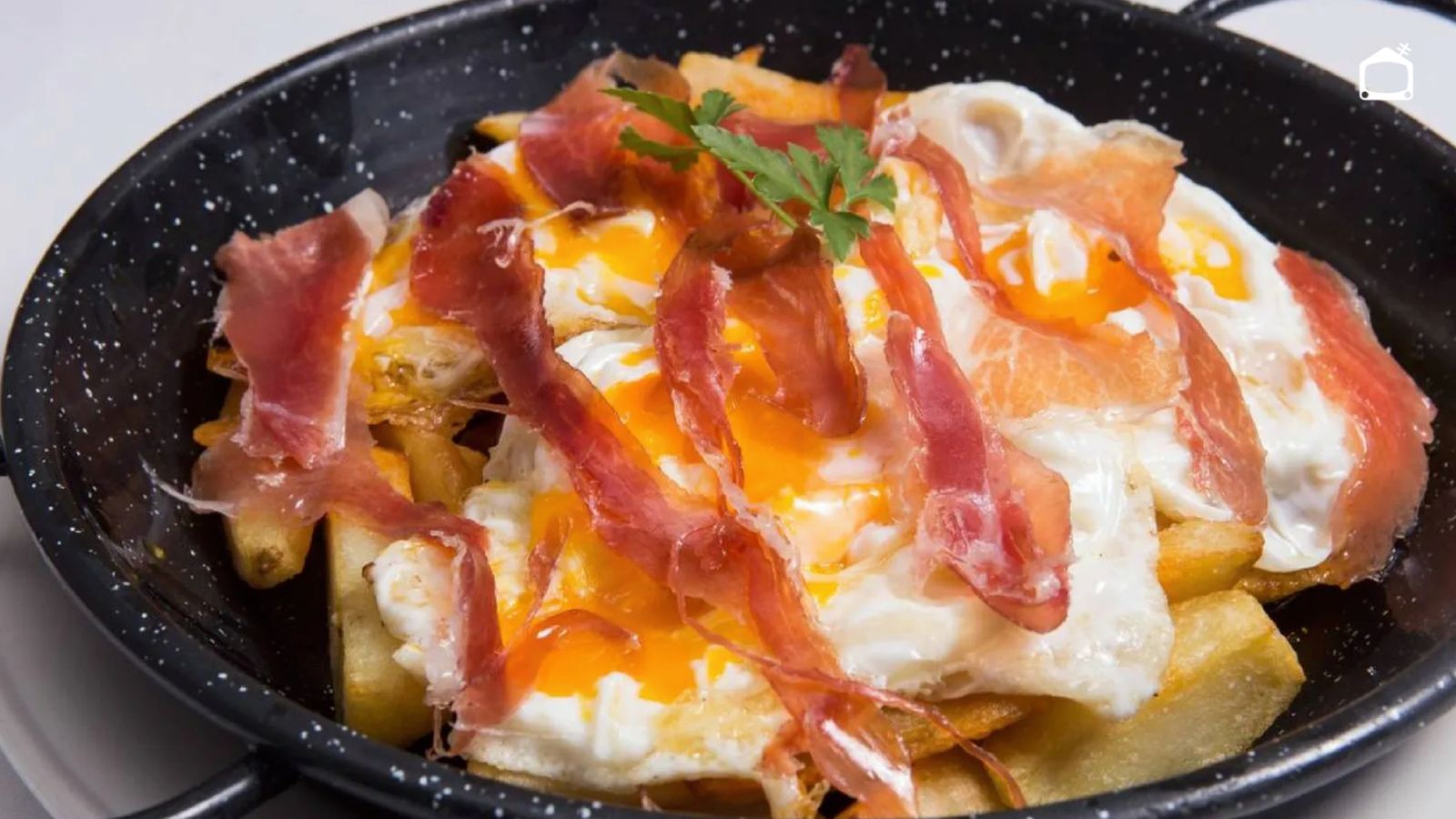 También puedes acompañar los huevos rotos con pavo o espinacas en lugar de jamón ibérico