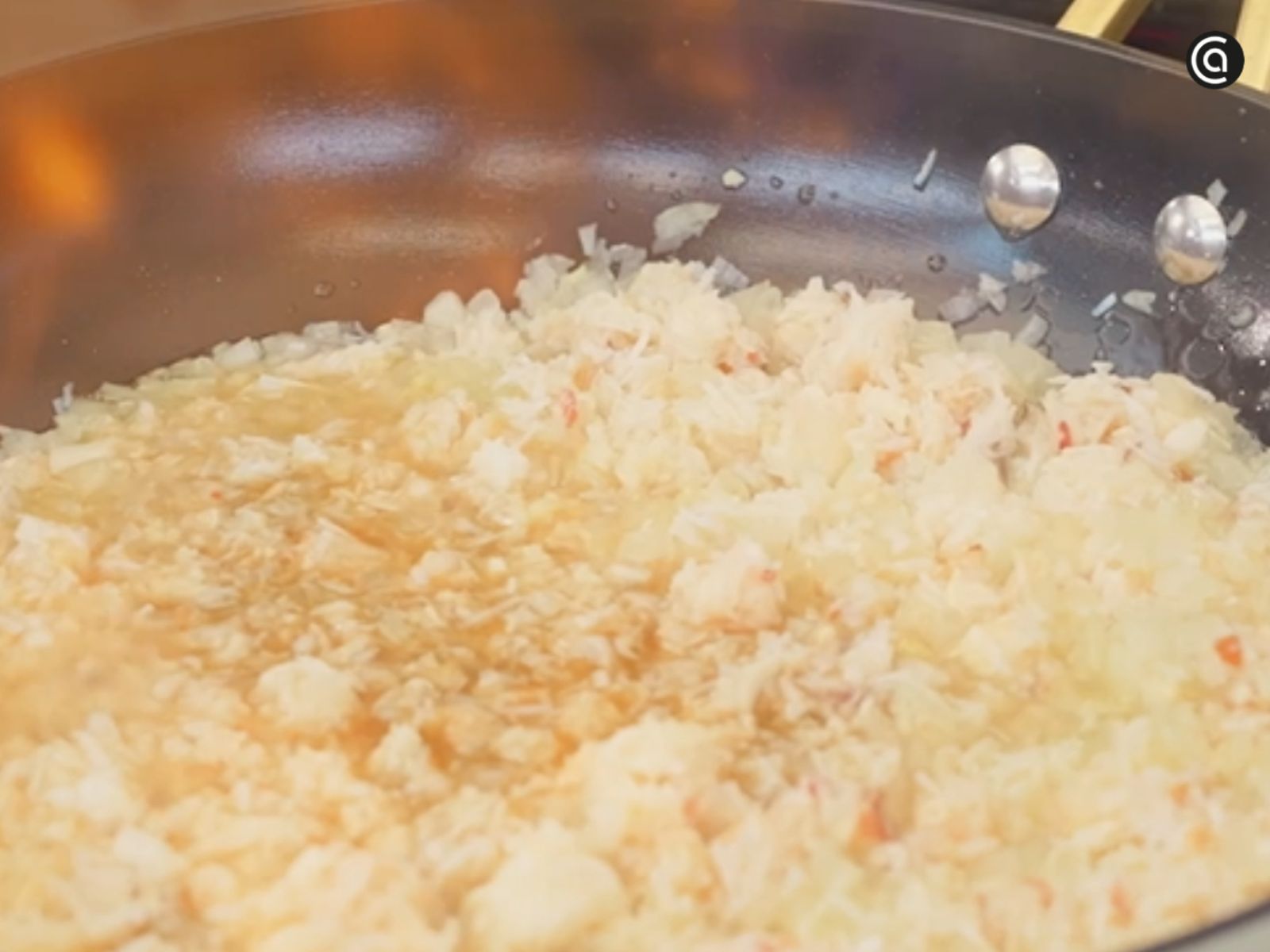 Añadimos la carne de centolla y el brandy, y flameamos para evaporar el alcohol y potenciar el sabor.