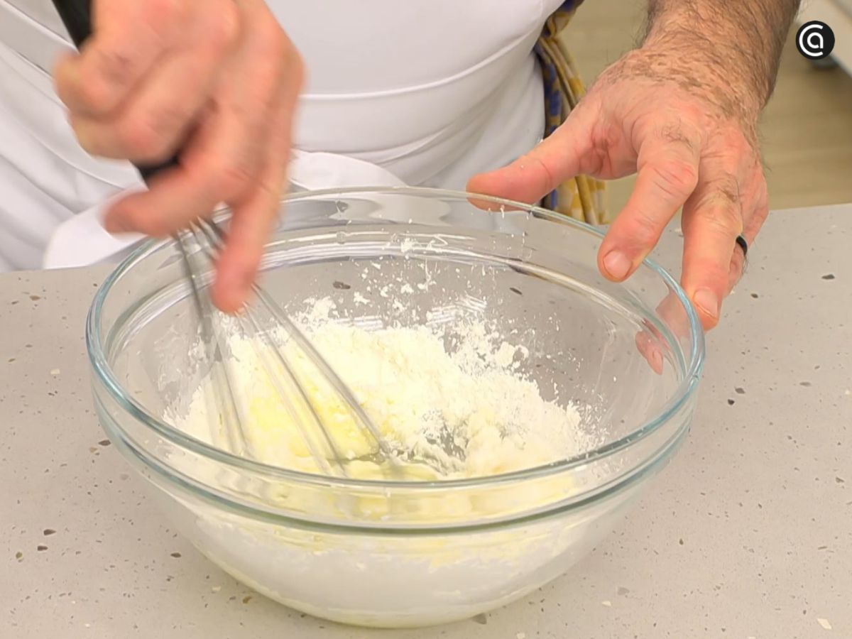 Las claras se mezclan con el azúcar, la harina de maíz y el agar-agar hasta obtener una base homogénea.