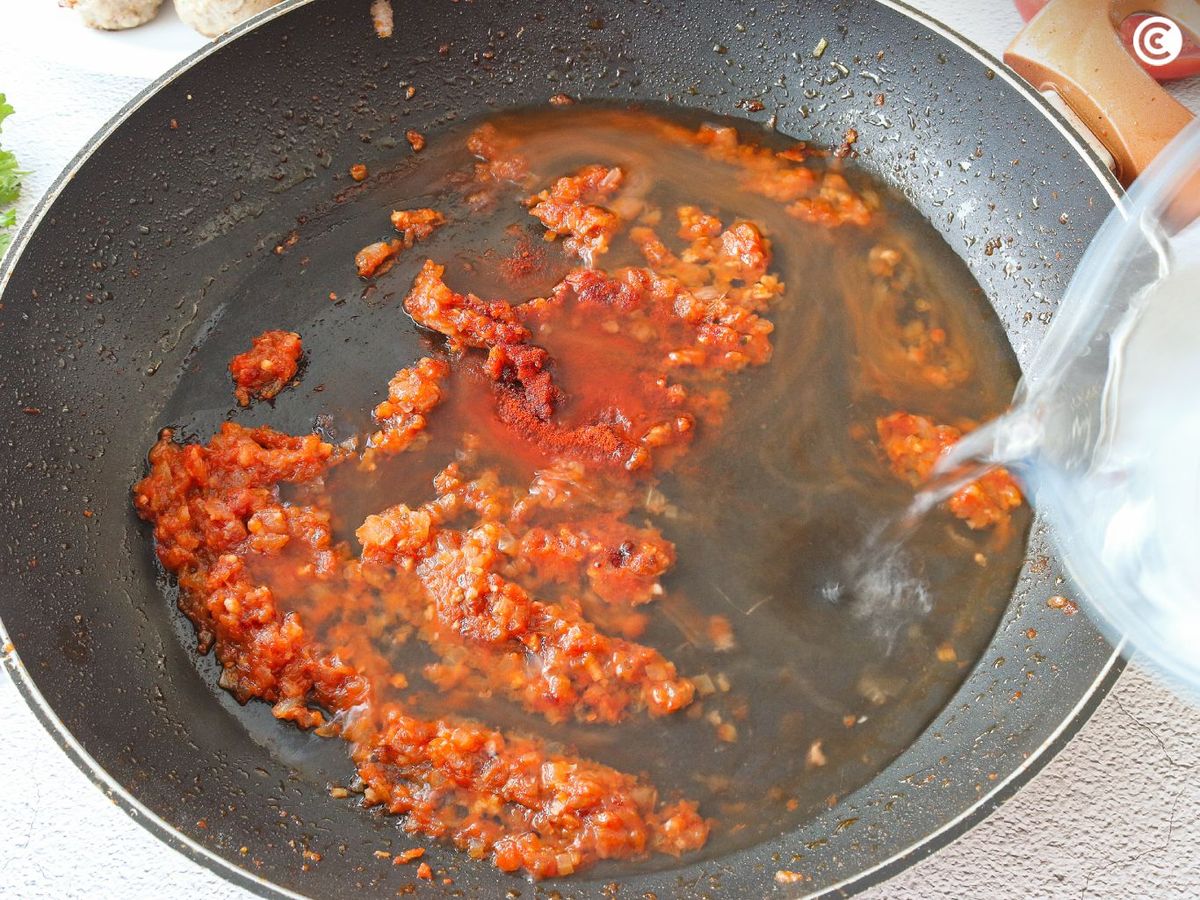 Cocinar la salsa de la abuela para acompañar las albóndigas