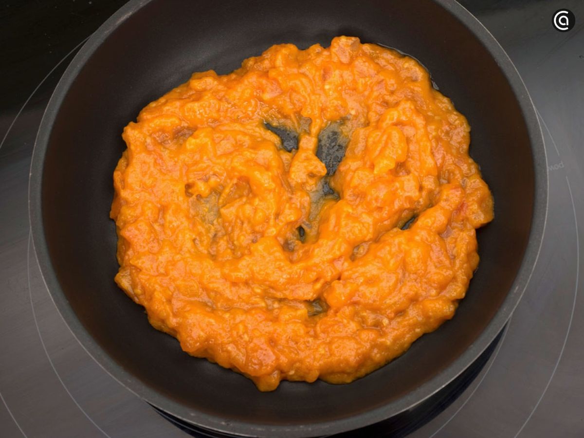 Primero cocina los tomates y después desmenúzalos con un tenedor
