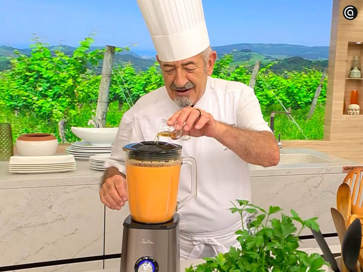 Añade vinagre y sal