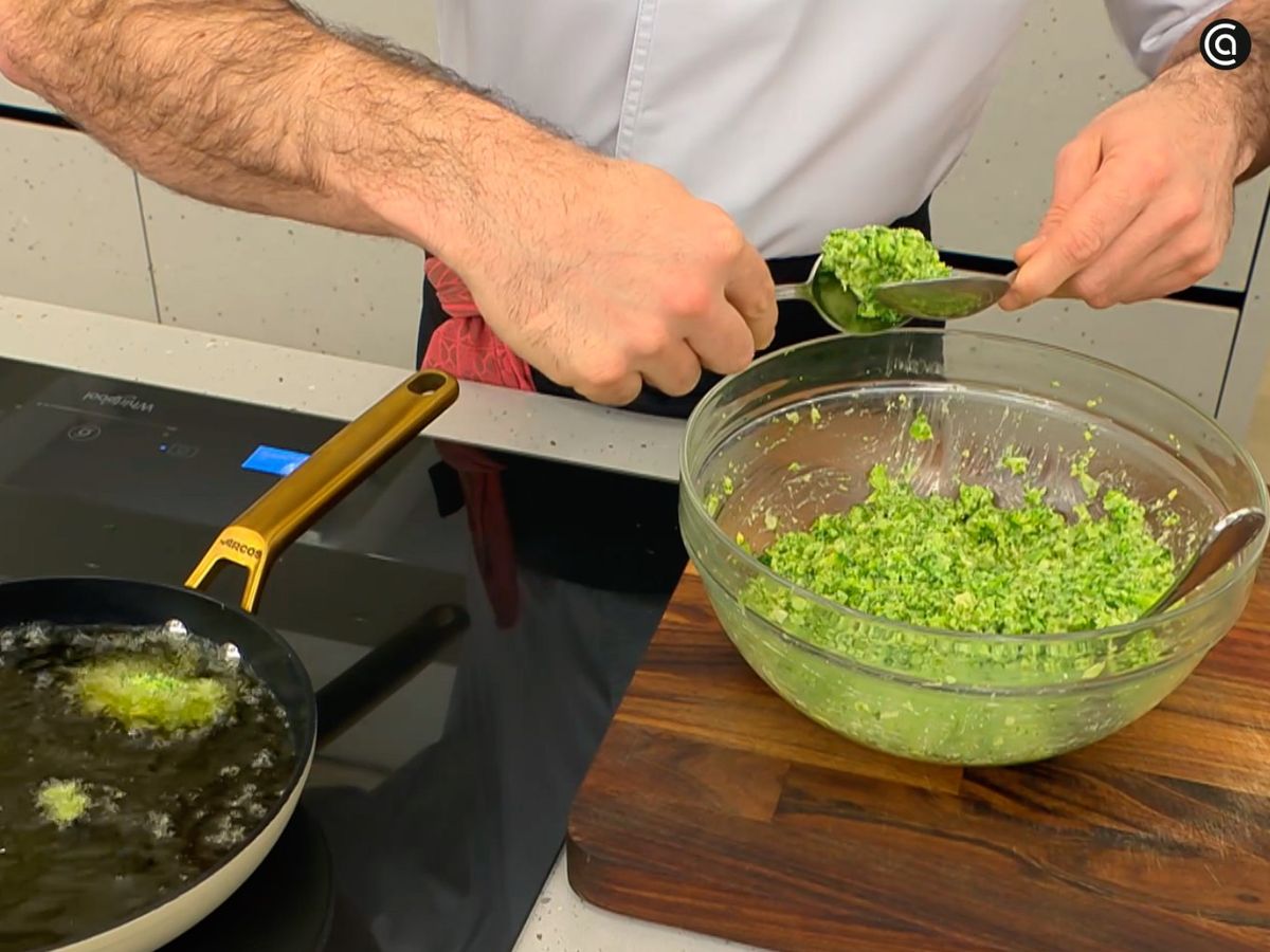 Haz bolitas de masa de brócoli y fríelas en aceite caliente