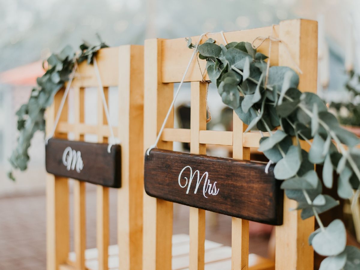 Puedes personalizar tus vallas con señales rústicas de madera