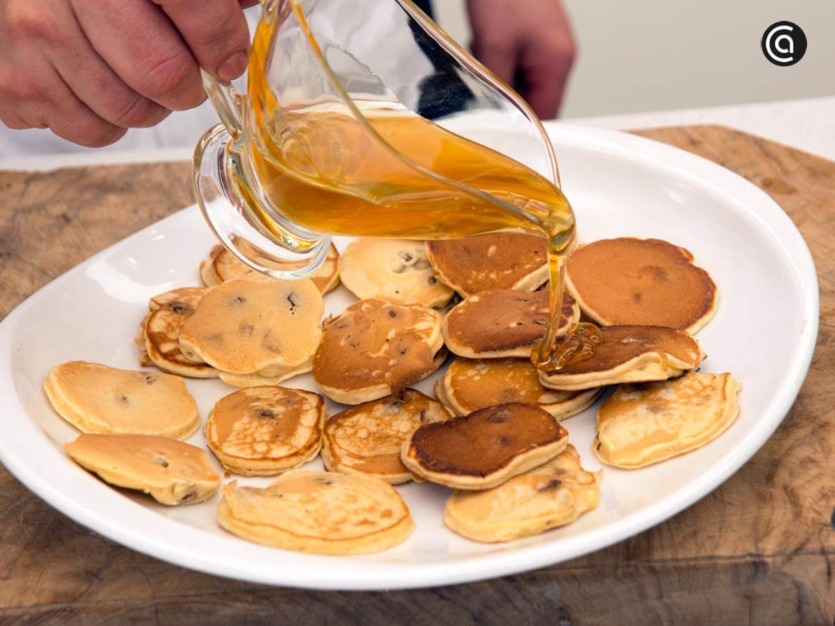 Añade la miel a los blinis