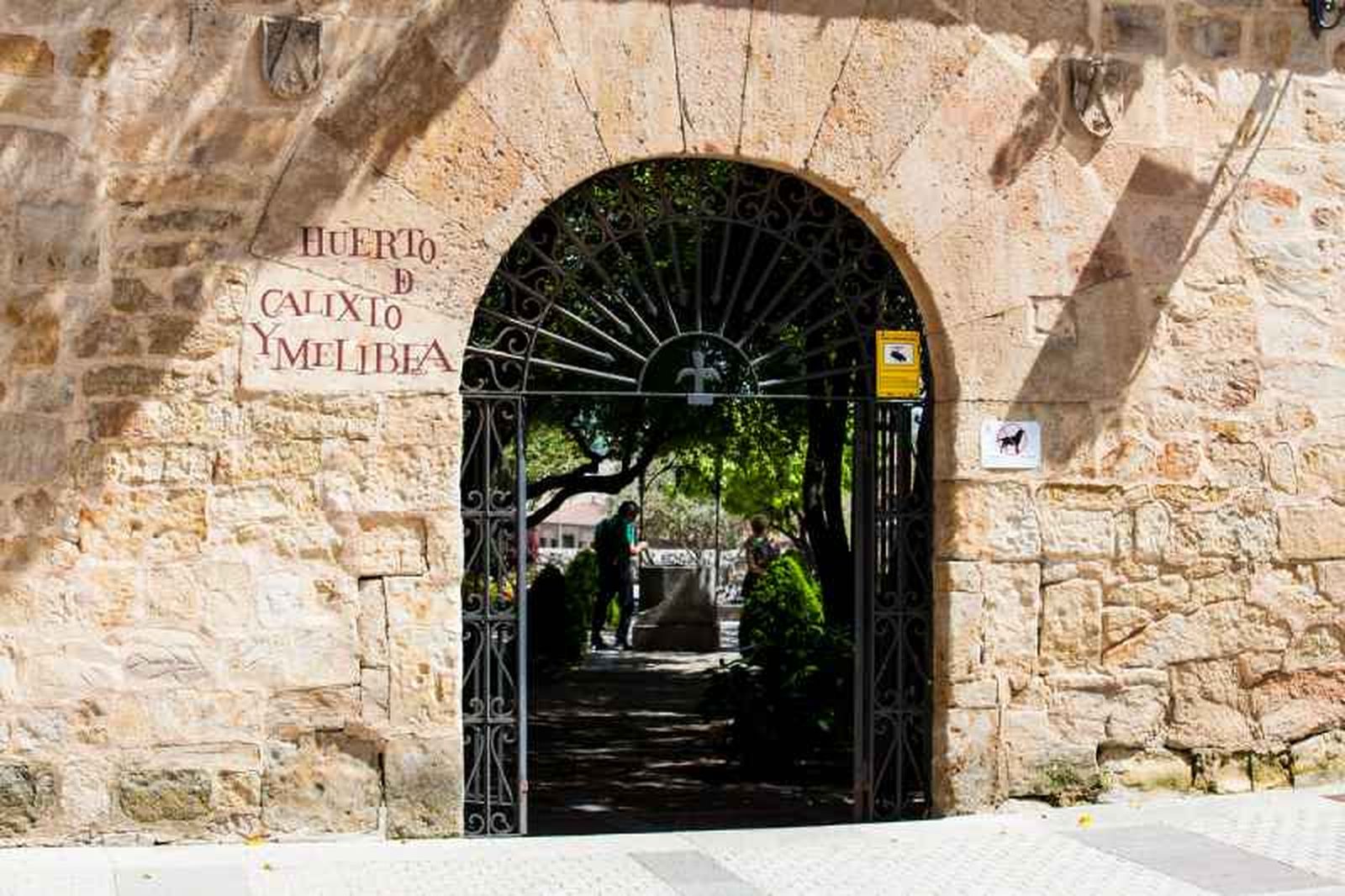 Un arco de piedra marca la entrada al huerto Un arco de piedra marca la entrada al huerto
