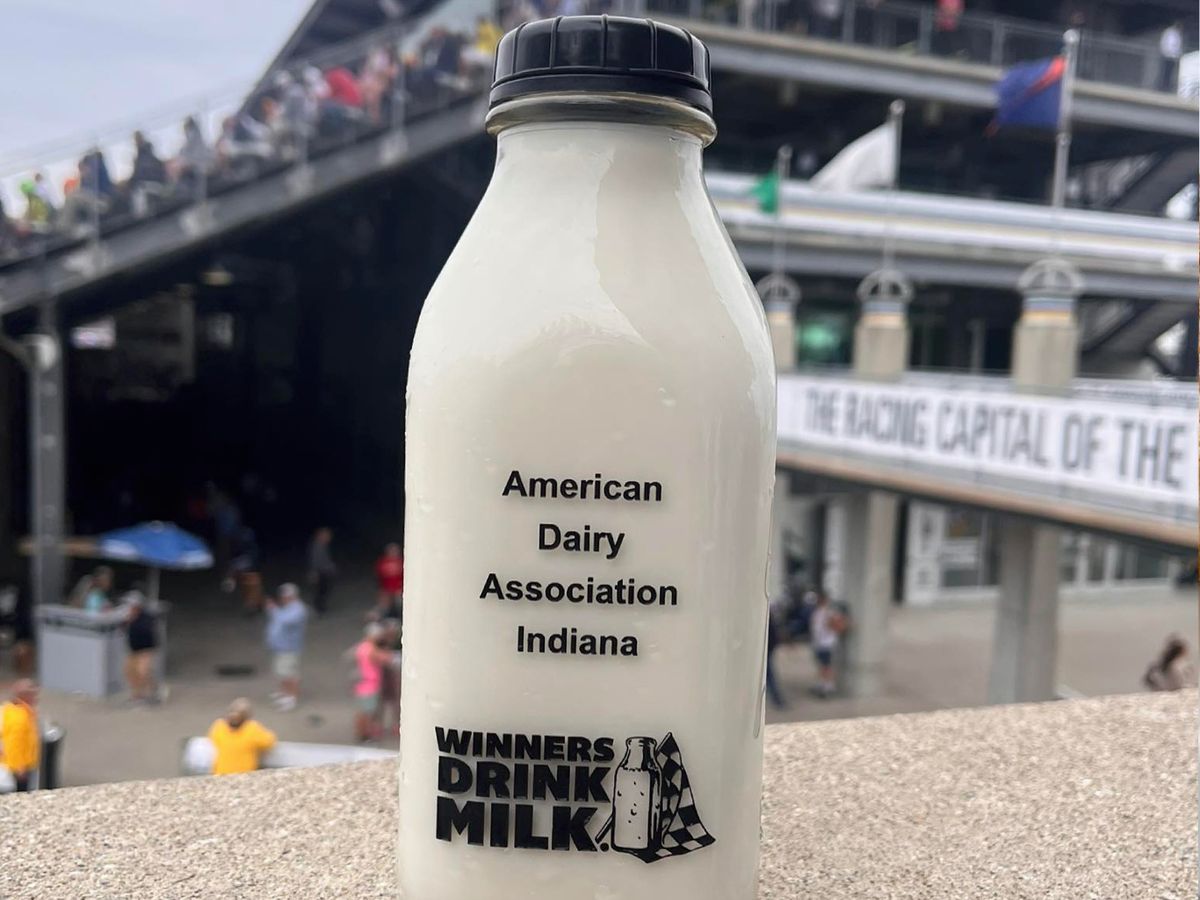 La botella de leche que se le entrega al ganador de las 500 millas de Indianápolis