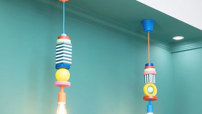 La combinación de formas y colores transforma estas lámparas en protagonistas del espacio.