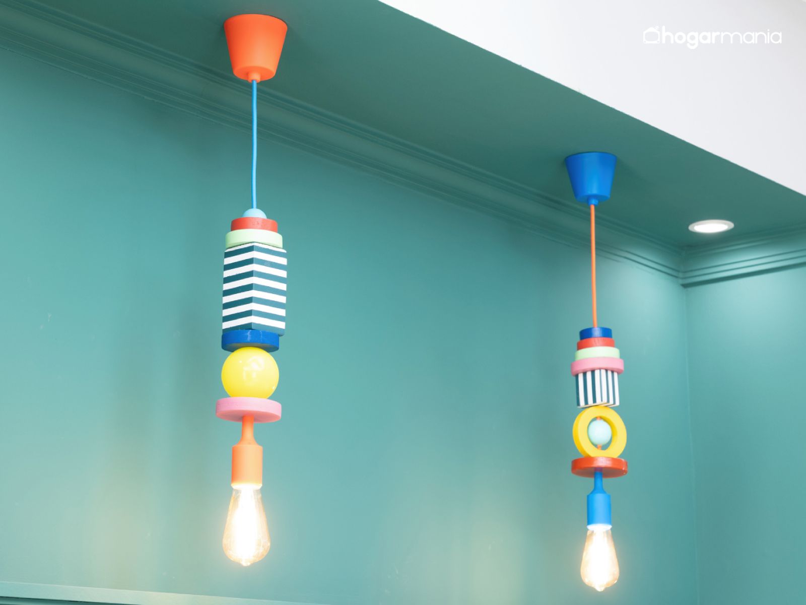 La combinación de formas y colores transforma estas lámparas en protagonistas del espacio.
