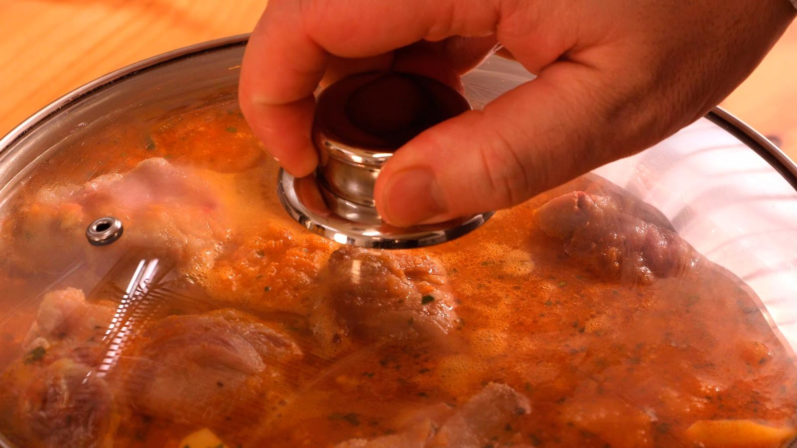 Añade el cordero y deja que se cocine Receta de caldereta de cordero con patatas paso 6