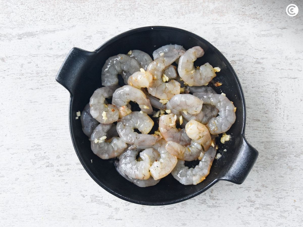 Agregar las gambas al ajo para hacer en freidora de aire