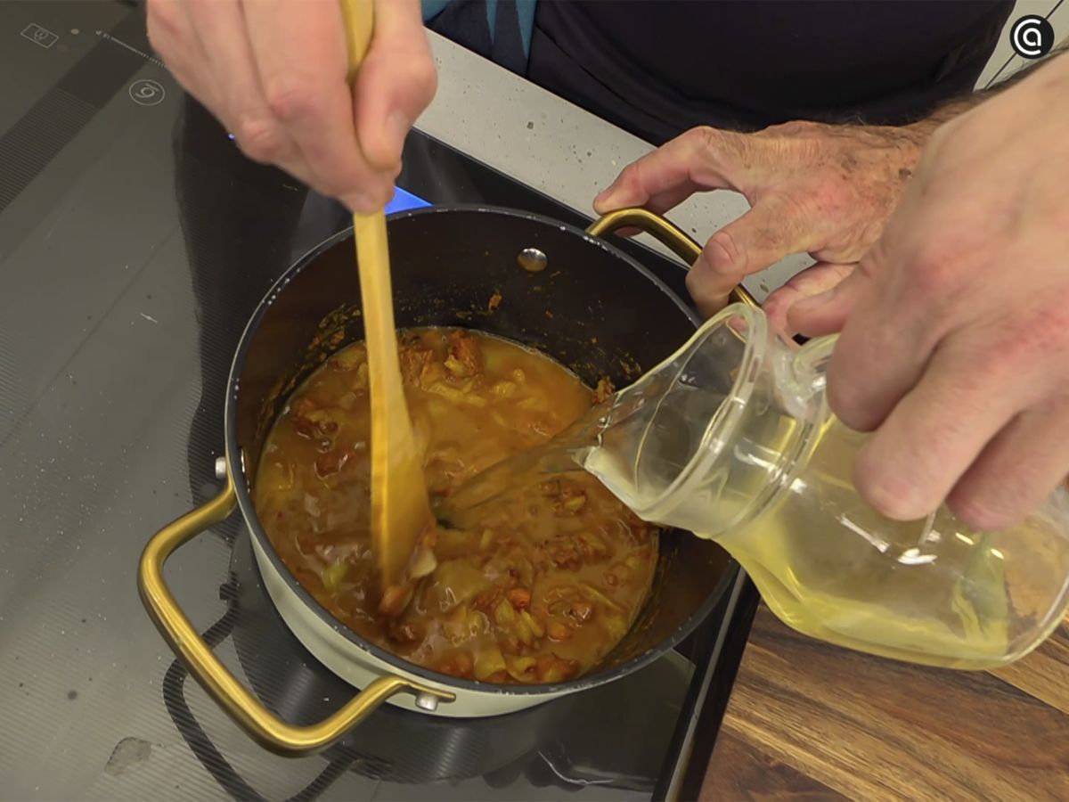 Añade el caldo y cocina