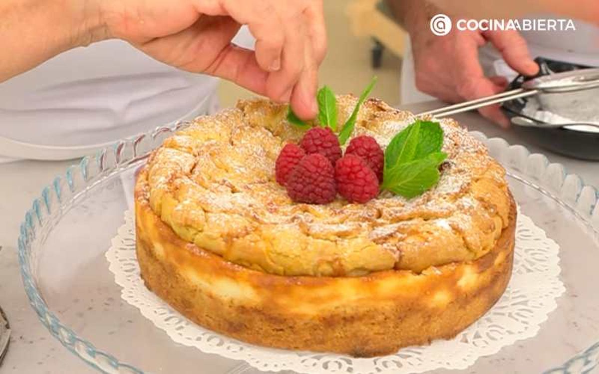 Decora el pastel de crema agria y yogur