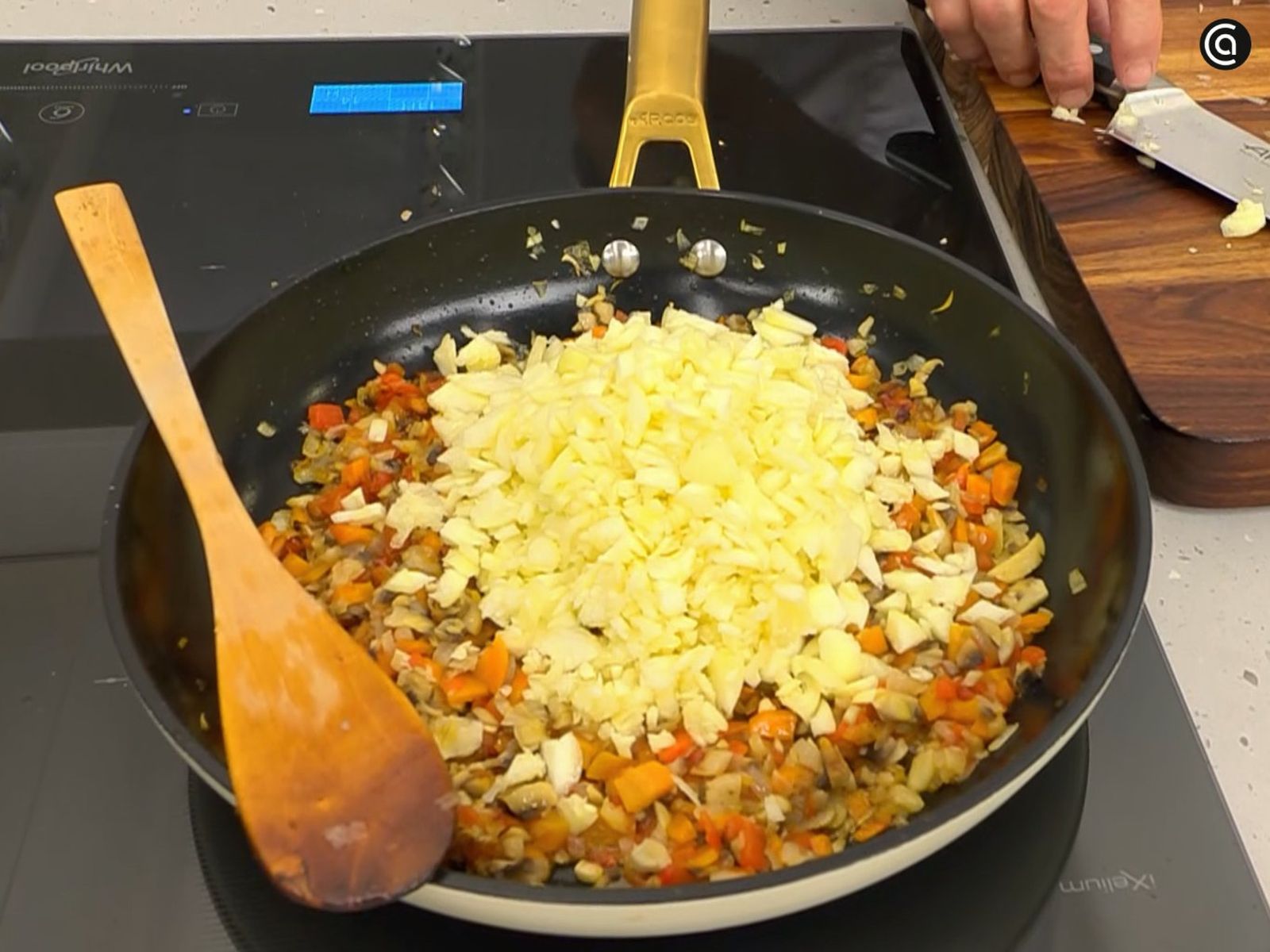 Agrega la pulpa de los calabacines a las hortalizas