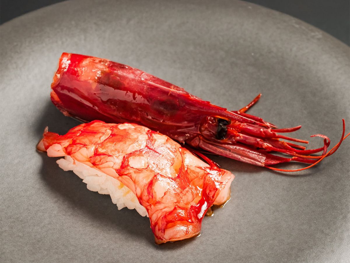 Nigiri de carabinero en Ikigai (Madrid), uno de los pases más aclamados de su menú omakase.