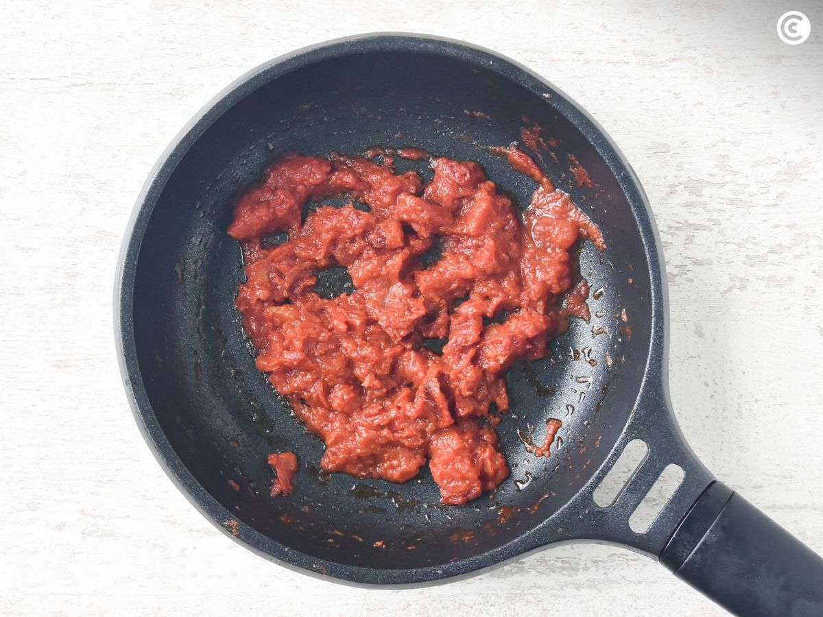 Reducir los tomates en conserva para la salsa amatriciana