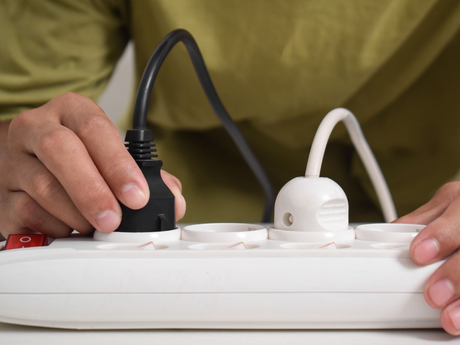 Enchufar un dispositivo en una regleta Enchufar un dispositivo en una regleta