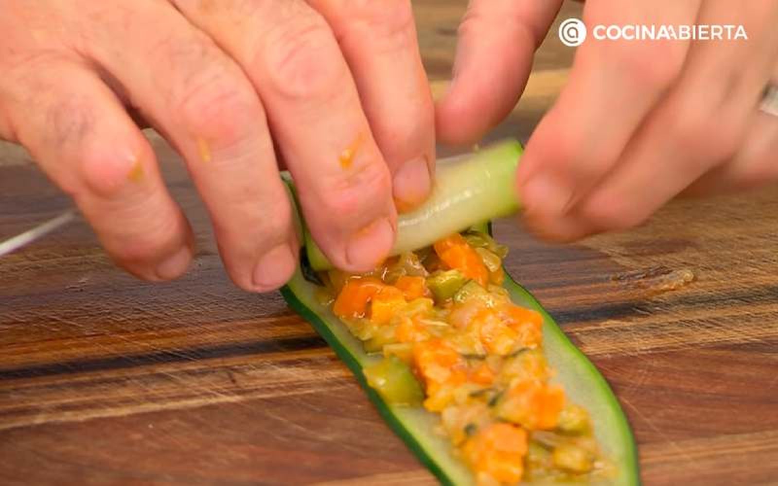 Enrolla las tiras de calabacines con un poco de relleno Enrolla las tiras de calabacines con un poco de relleno