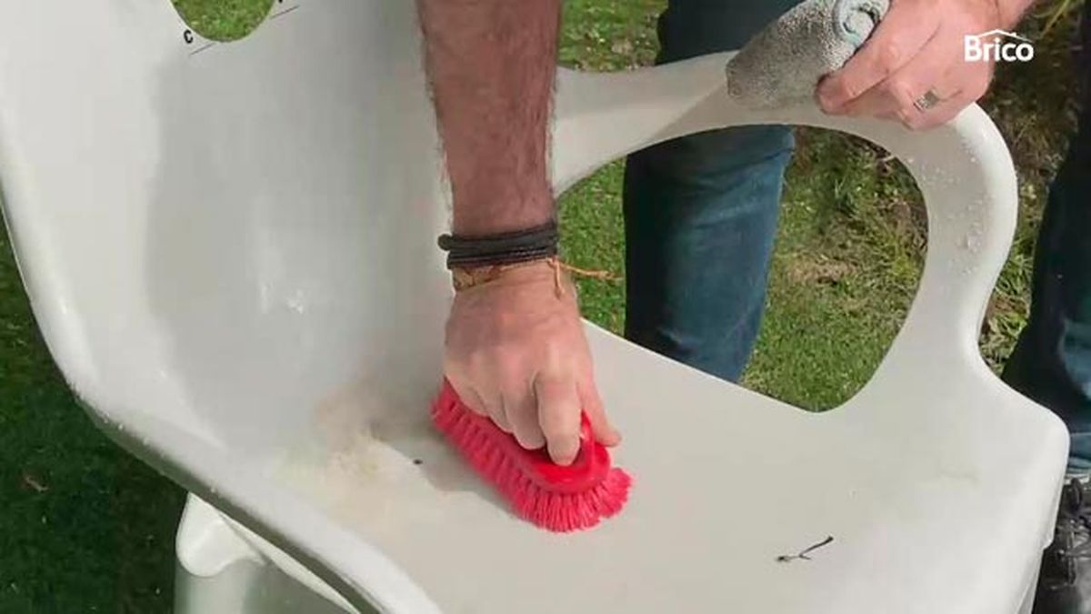 Como pintar sillas de plastico paso 5