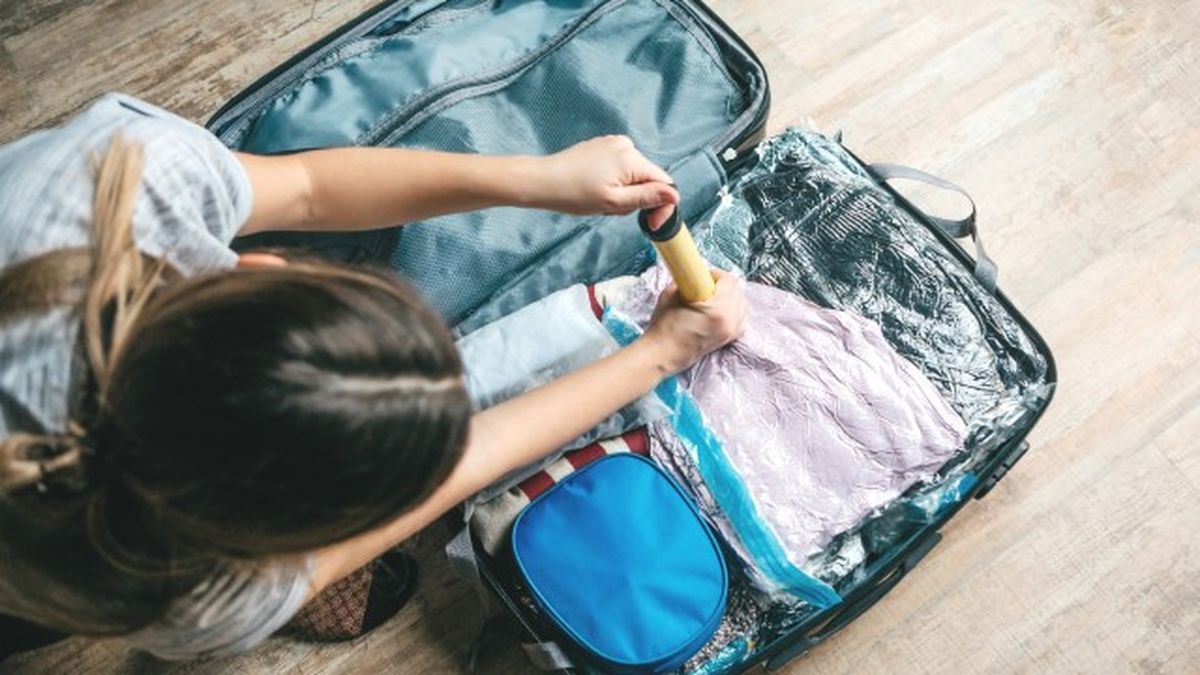 como empacar mucha ropa en una maleta de mano truco para viajar sin facturar