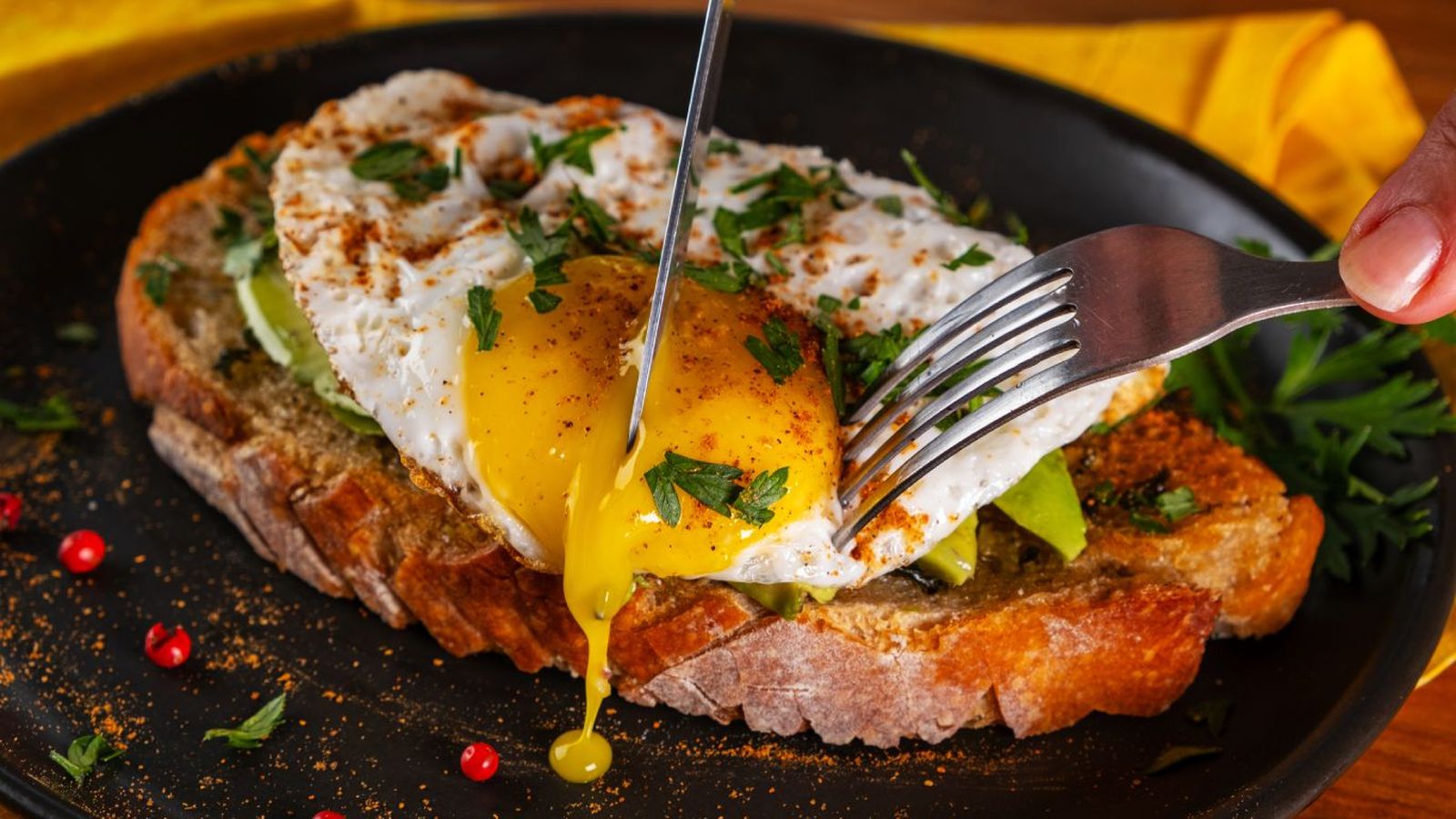 Tostada de aguacate con huevo Tostada de aguacate con huevo