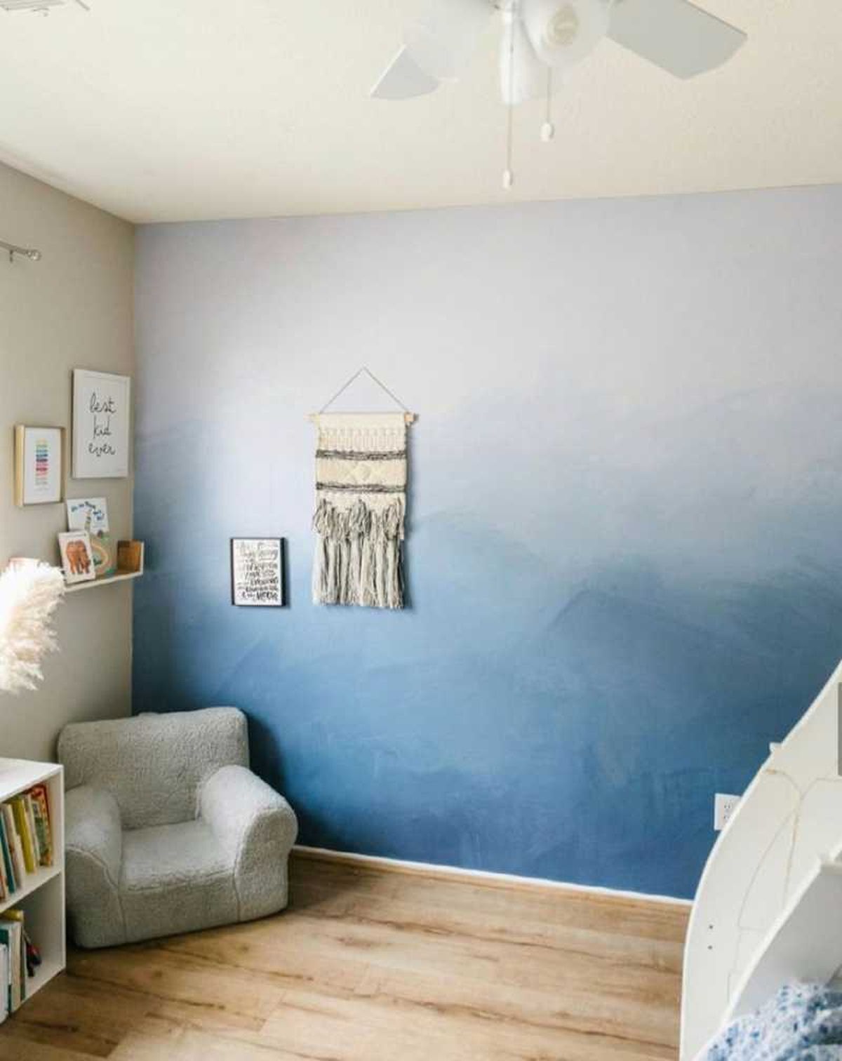 Rincón de un dormitorio infantil con efecto ombré invertido.