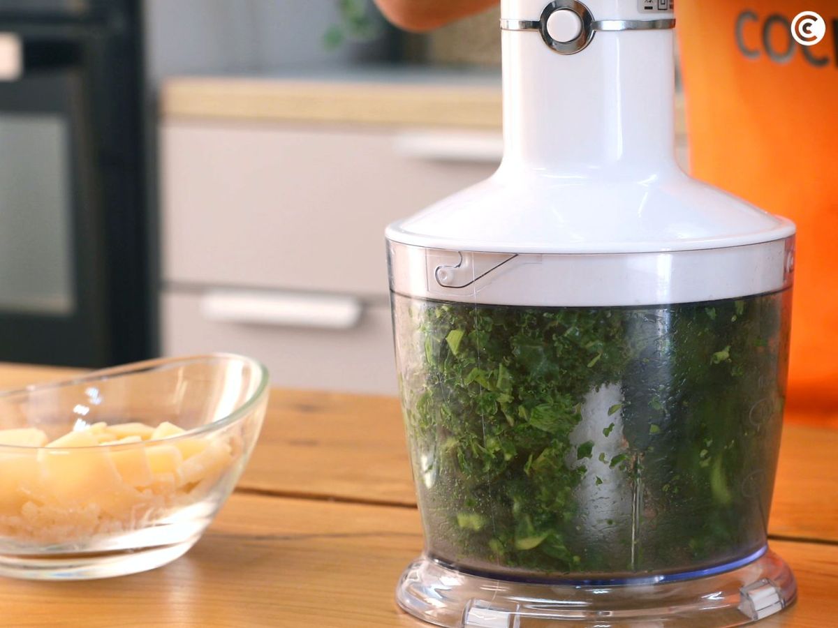 Triturar el kale y la albahaca para la base del pesto