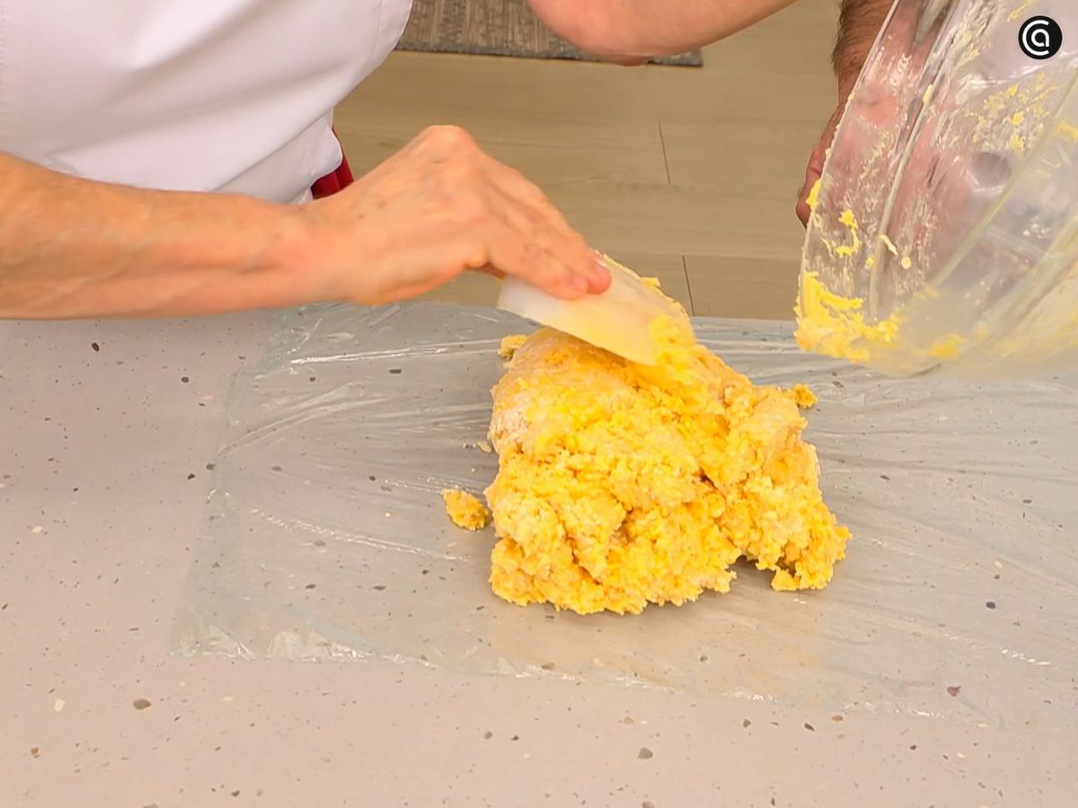 Incorpora la harina, amasa hasta integrar y deja reposar