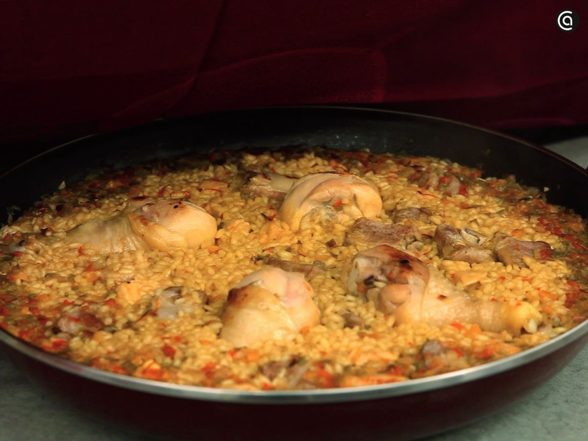 Cubre la paella con un paño limpio y deja reposar