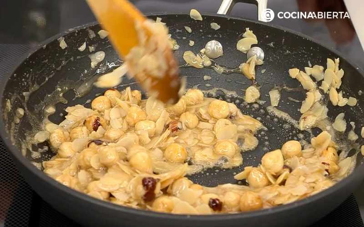 Carameliza las almendras fileteadas y las avellanas