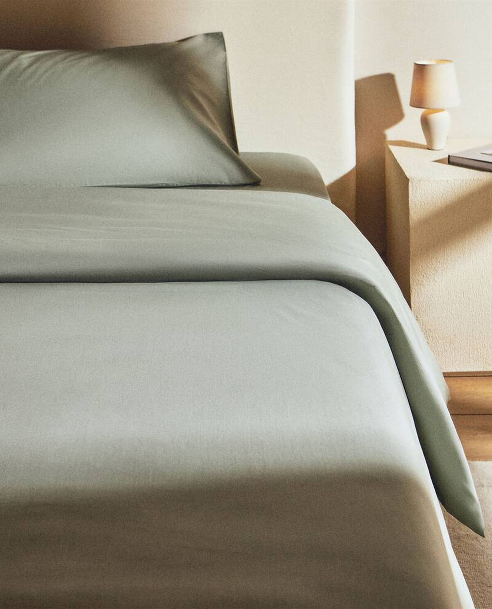 Funda nórdica de algodón percal verde de Zara Home. Funda nórdica de algodón percal verde de Zara Home.