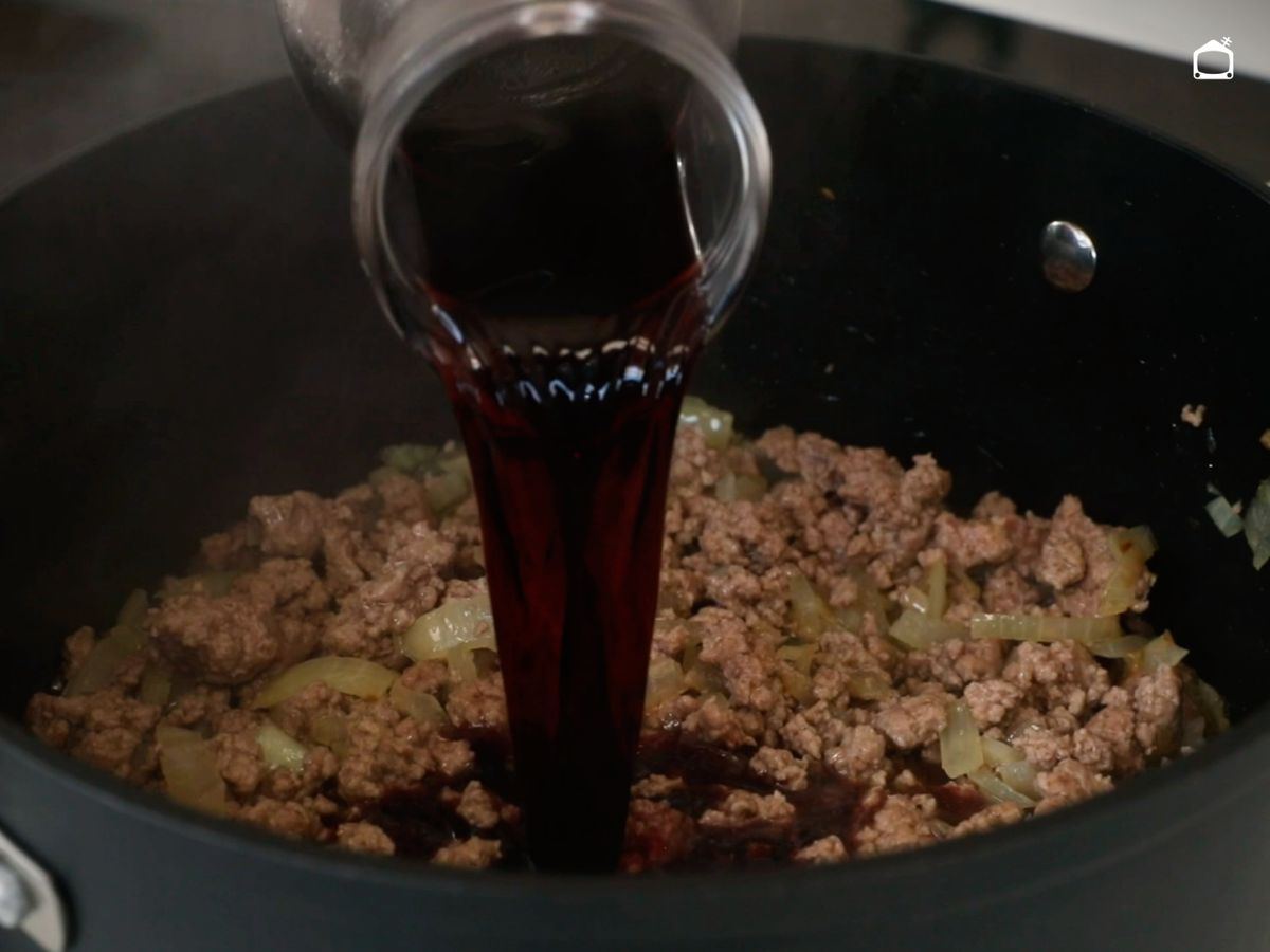 Cocina la carne con el vino tinto hasta que se evapore el alcohol
