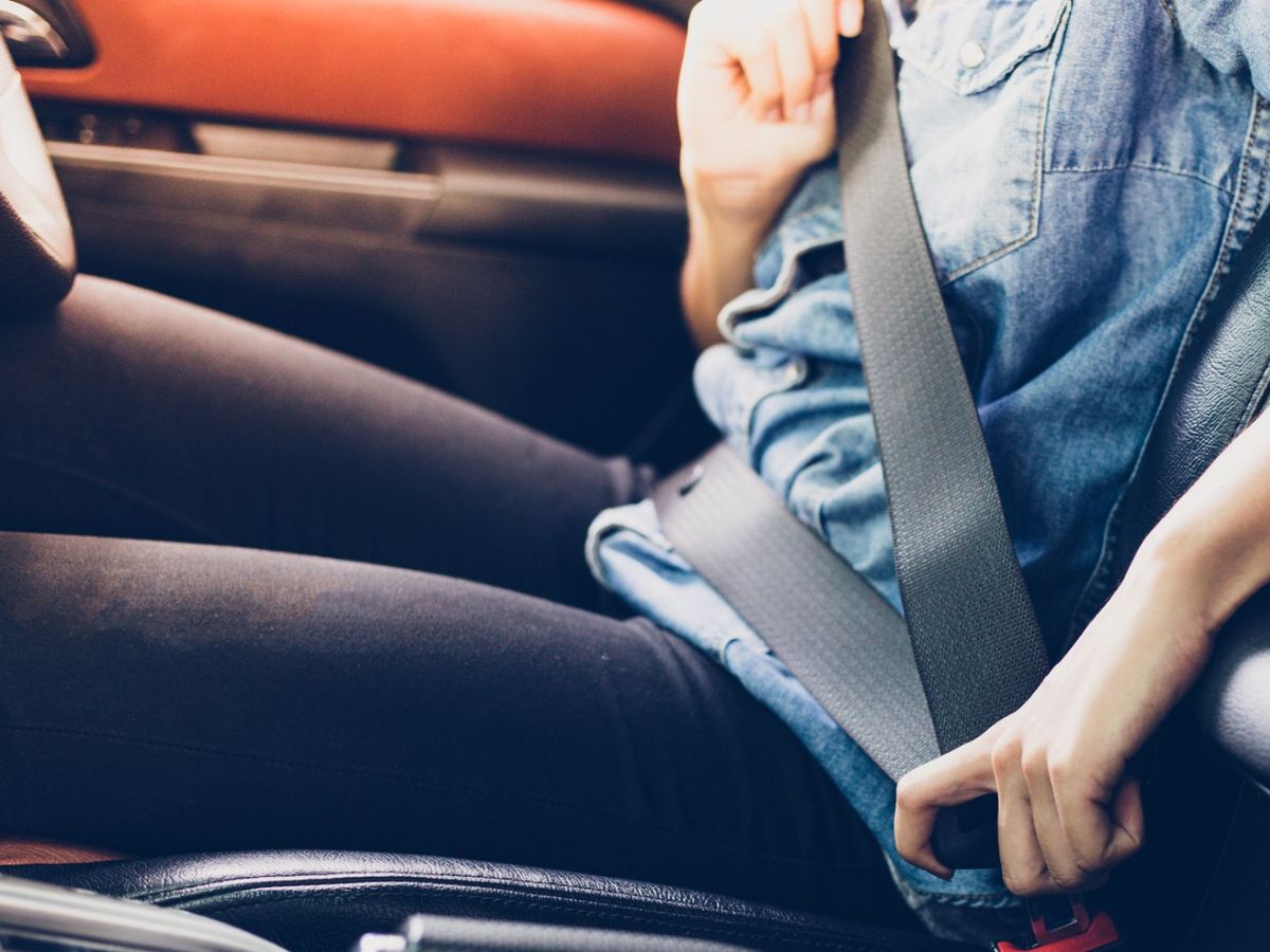 Persona poniéndose en cinturón