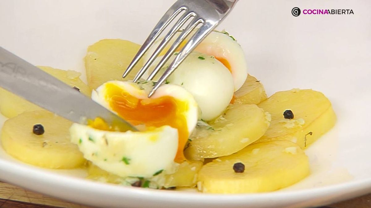 KARL7057 Huevos mollet patatas escabechadas paso huevo