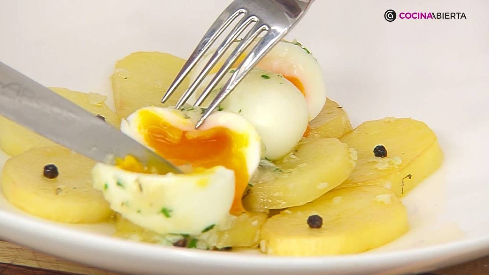 KARL7057 Huevos mollet patatas escabechadas paso huevo KARL7057 Huevos mollet patatas escabechadas paso huevo