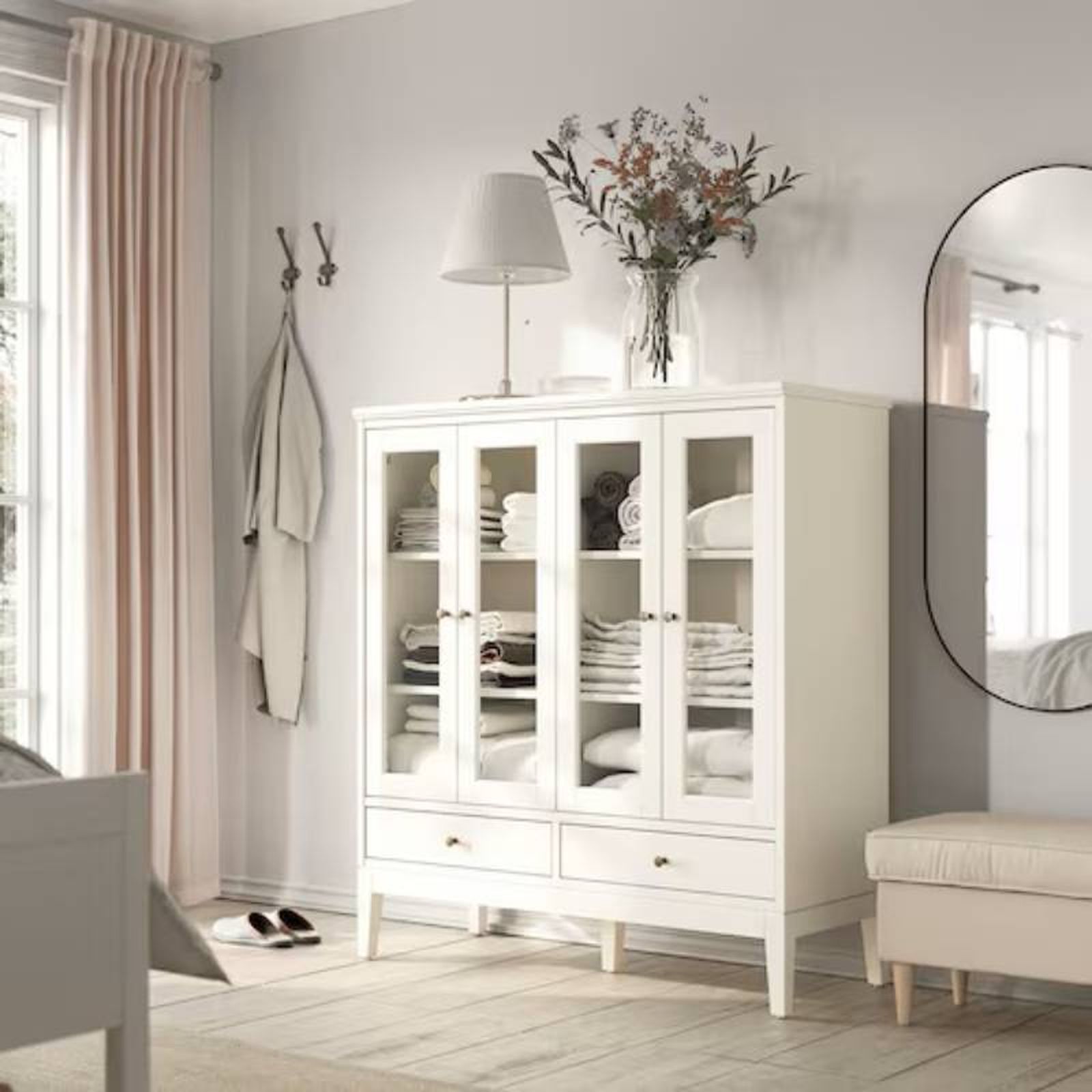 Vitrina IDANÄS con ropa de cama y objetos personales.