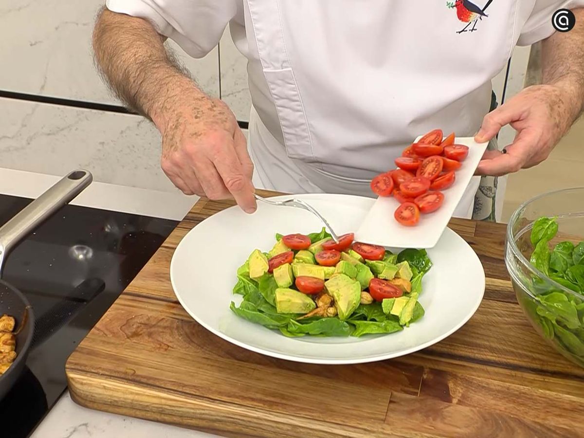 Sirve la ensalada de espinacas con pollo, anacardos y aguacate