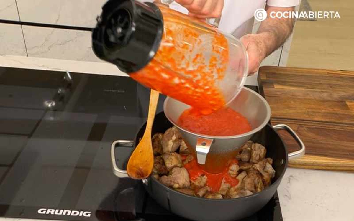 Cuela la salsa roja sobre las costillas de cerdo