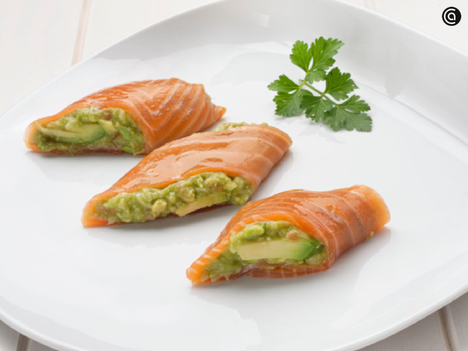 Rollitos de salmón y aguacate, un tentempié muy completo