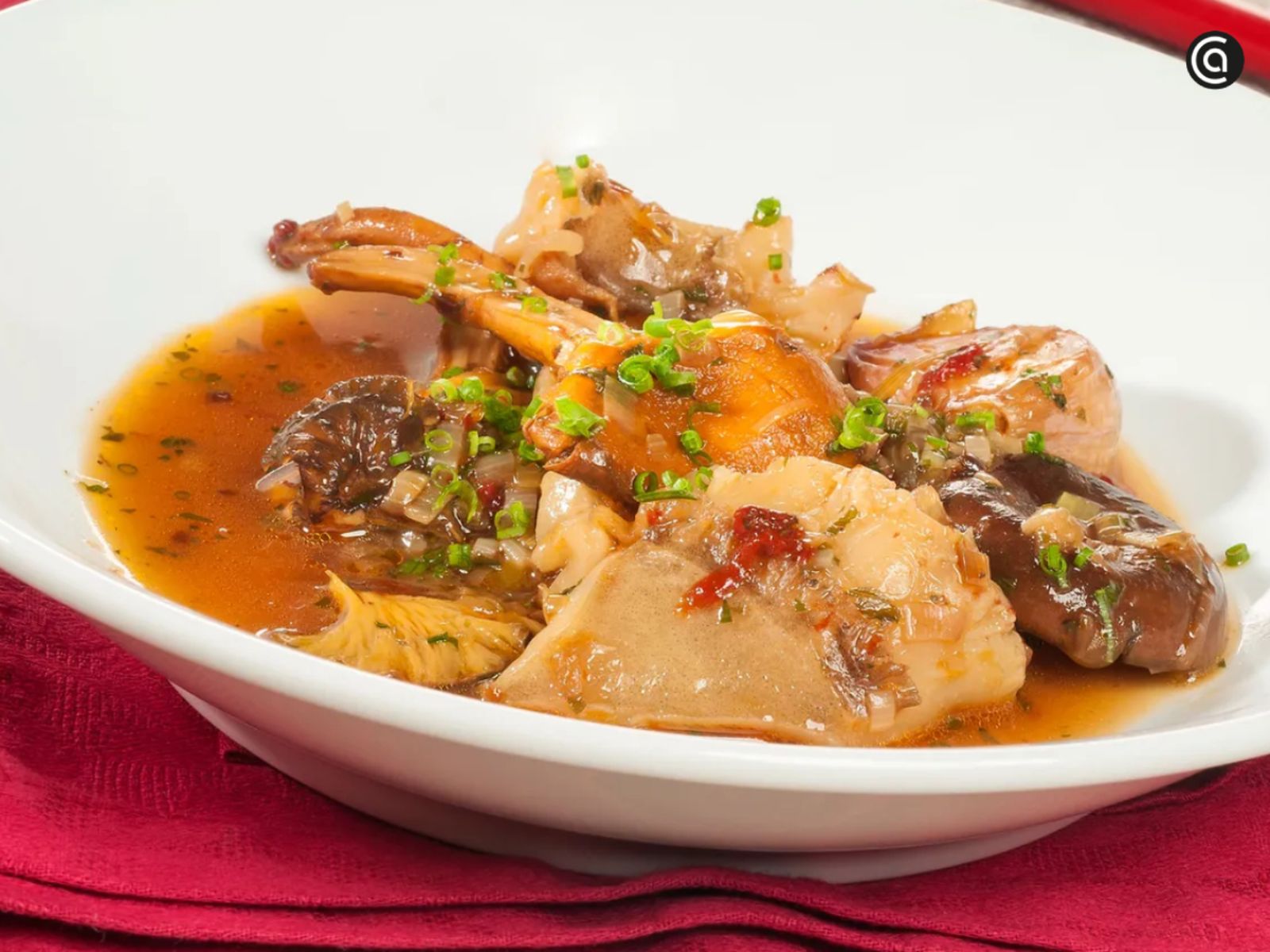 Bacalao con setas, un plato lleno de contrastes que une mar y tierra.