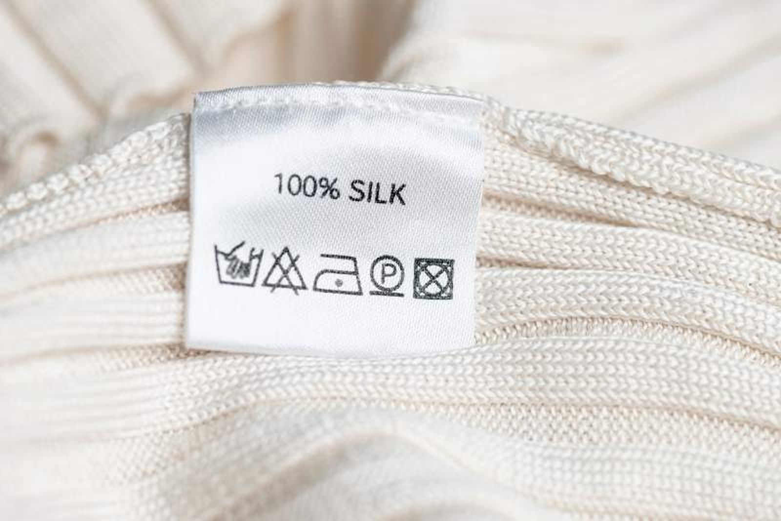 Etiqueta de lavado de una blusa de seda Etiqueta de lavado de una blusa de seda