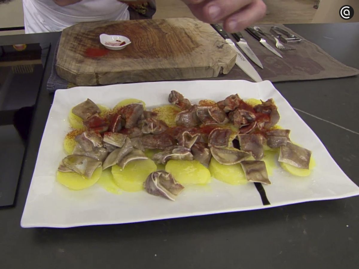 Sirve las orejas en trozos sobre una fuente con patatas y espolvoreo pimentón